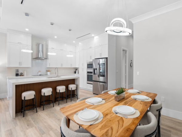 Luxurious 5-Bedroom Retreat in Naples - Your Ultimate Vacation Destination